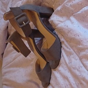 Comfort Gray Heels Size 8